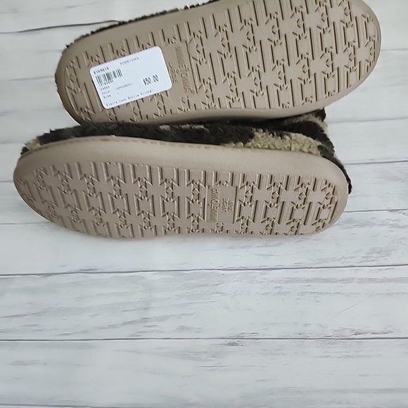 Minnetonka Fuzzy Green Camo Boots Slippers Women's Size L 8-9 - Picture 3 of 4